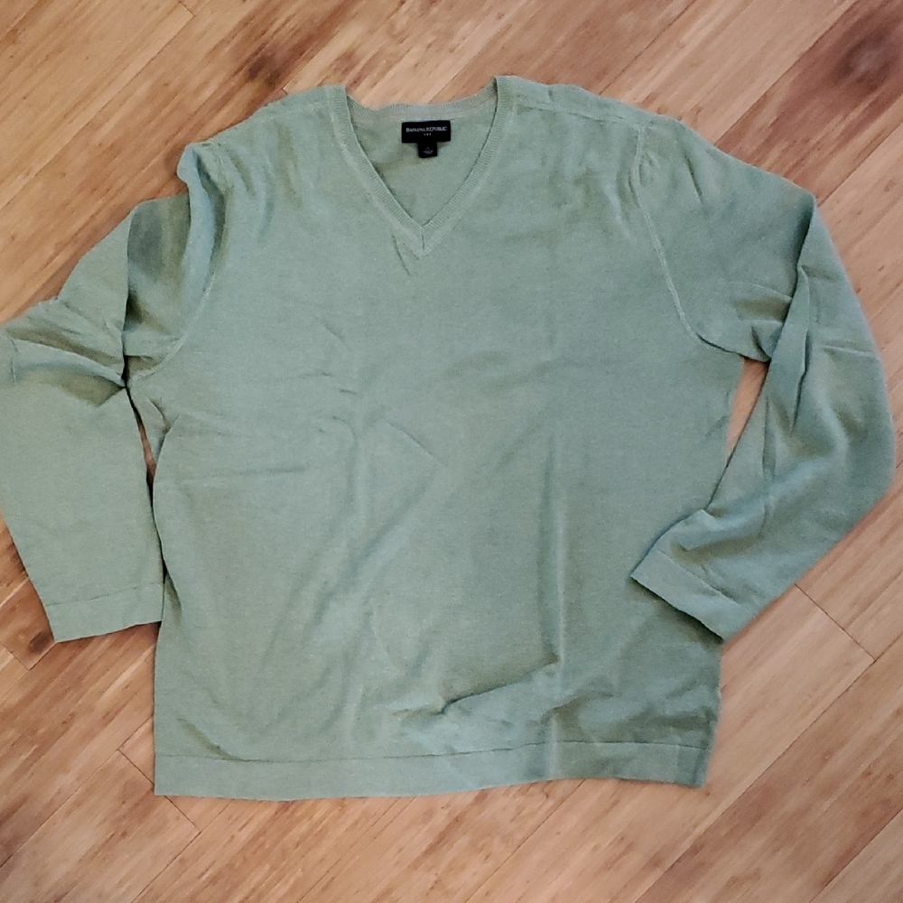 Banana Republic V-Neck Sweater in Soft Green
